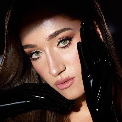 Bella Tilbury in the full Exagger-Eyes Look